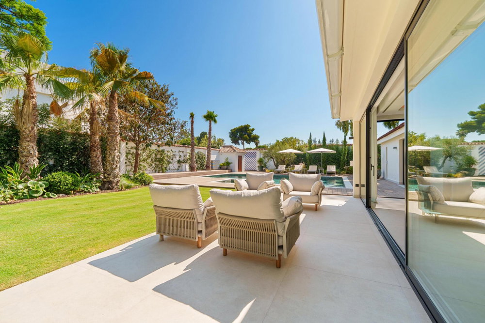 Beachside villa for sale in Marbella – Puerto Banus, Marbella | Villa Beach Life 2414231241