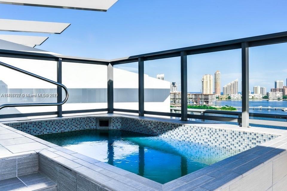 Luxury penthouse with private terrace for sale in Miami 2414369465