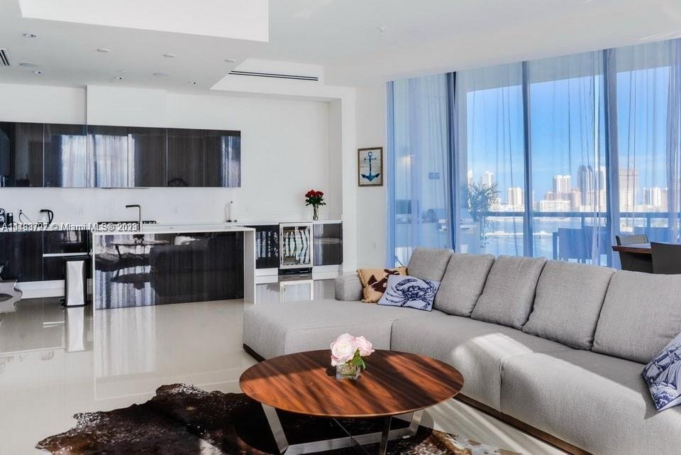 Luxury penthouse with private terrace for sale in Miami 2414369465