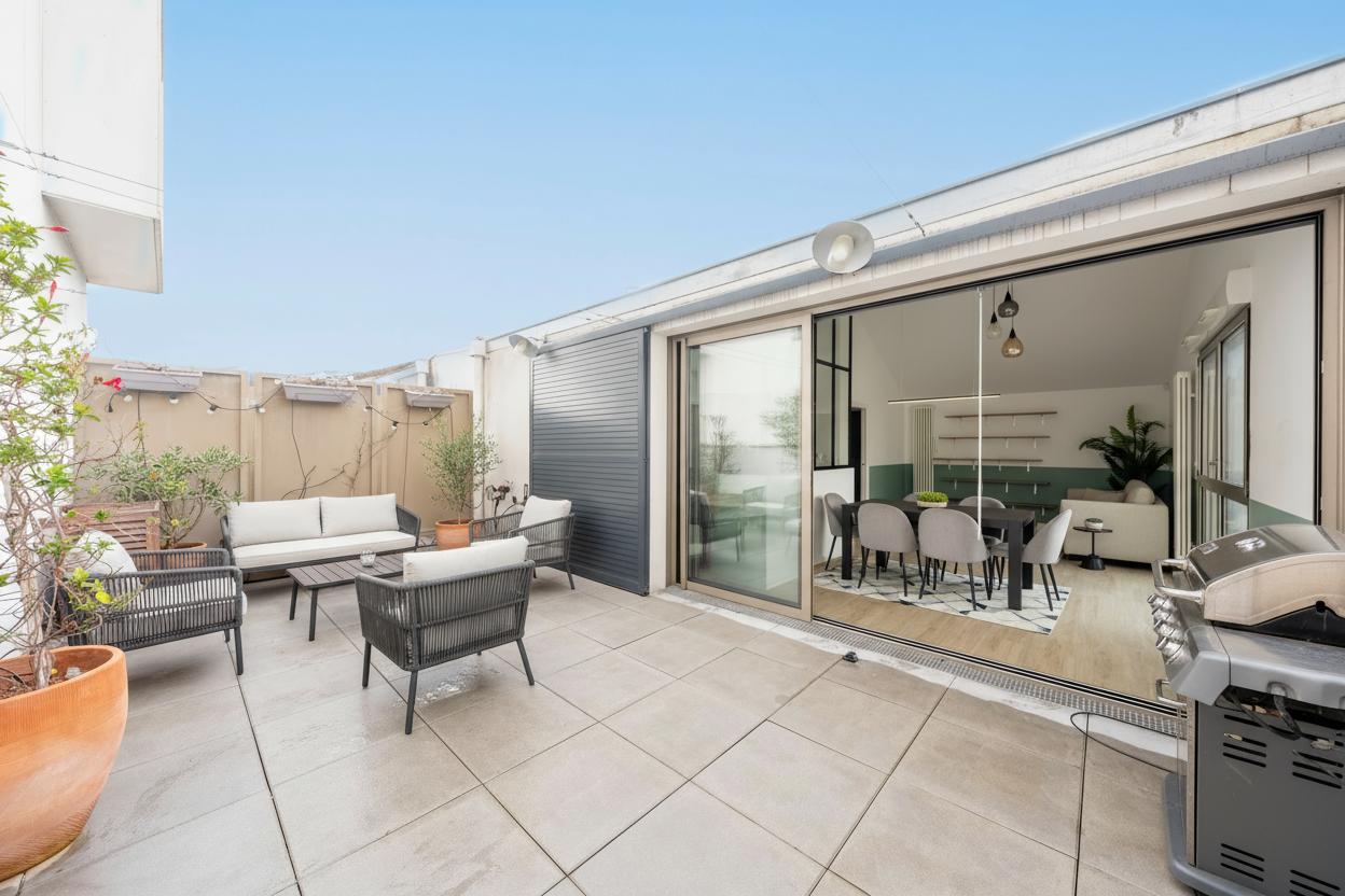 Exceptional 4-Bedroom Duplex with South-Facing Terrace – Top Floor in Bassin à Flot, Bordeaux 2464099658