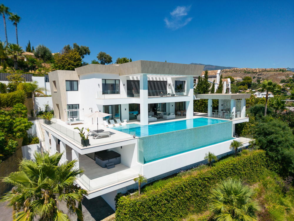 Paraiso 436: 7 bedroom villa with panoramic views of the Mediterranean and golf course for sale in El Paraiso, Marbella 2501063527