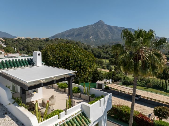 Modern townhouse with sea and mountain views for sale in Nueva Andalucia 2530623691