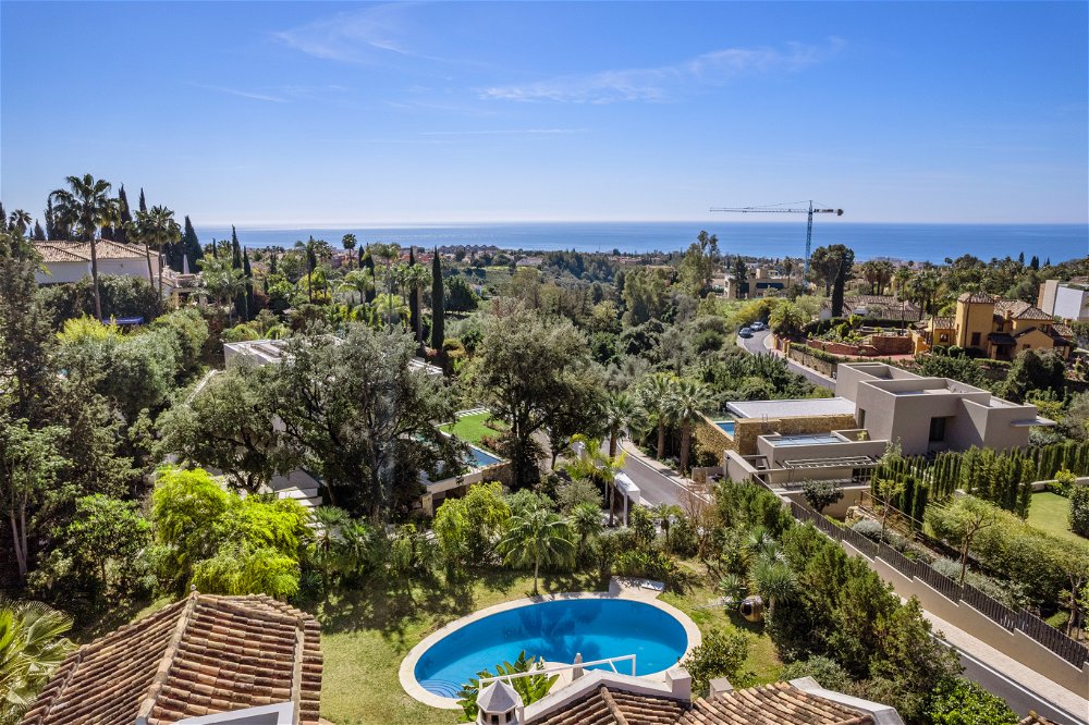 A great opportunity, a luxurious 4-bedroom villa with sea views in Cascada de Camojan 2567731702