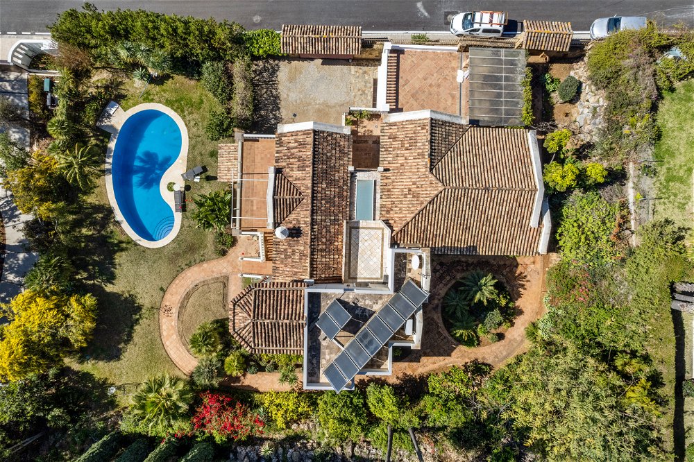 A great opportunity, a luxurious 4-bedroom villa with sea views in Cascada de Camojan 2567731702