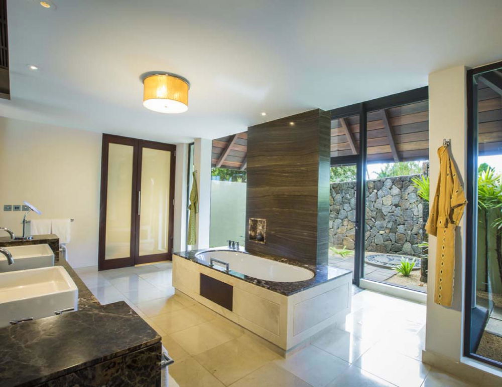 Invest in luxury on the east coast of Mauritius with this 3-bedroom villa, Golf view 2633739274