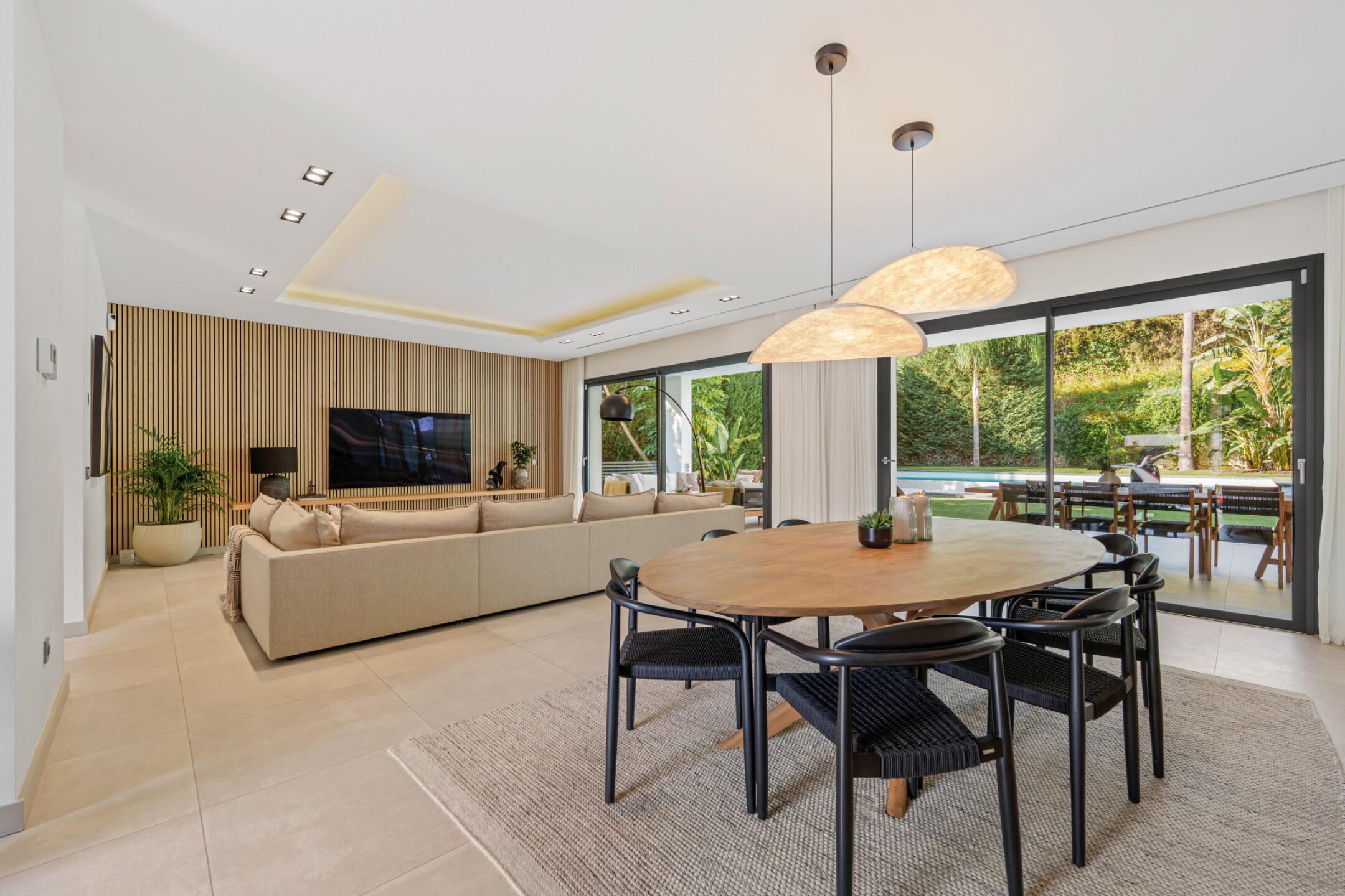 Beachside villa for sale in Nueva Andalucia, Marbella | Villa Jardin 2653521760