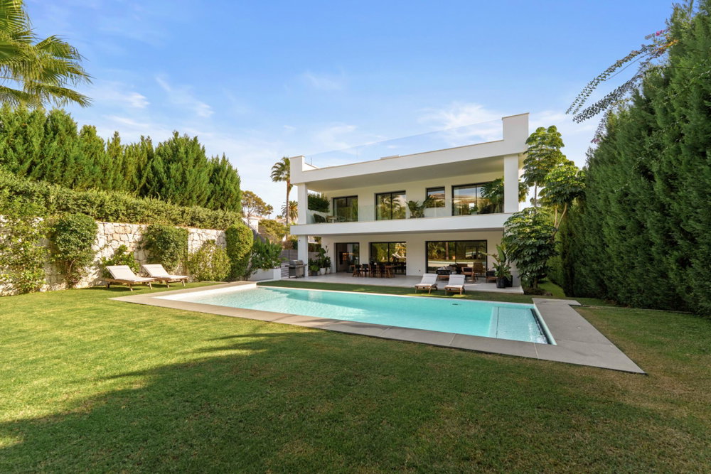 Beachside villa for sale in Nueva Andalucia, Marbella | Villa Jardin 2653521760