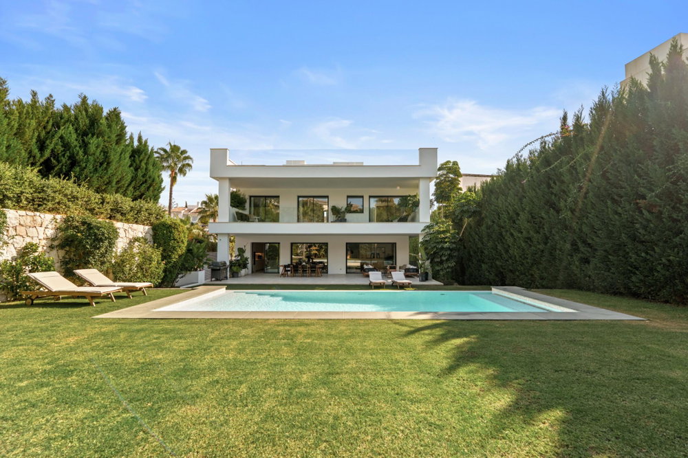 Beachside villa for sale in Nueva Andalucia, Marbella | Villa Jardin 2653521760