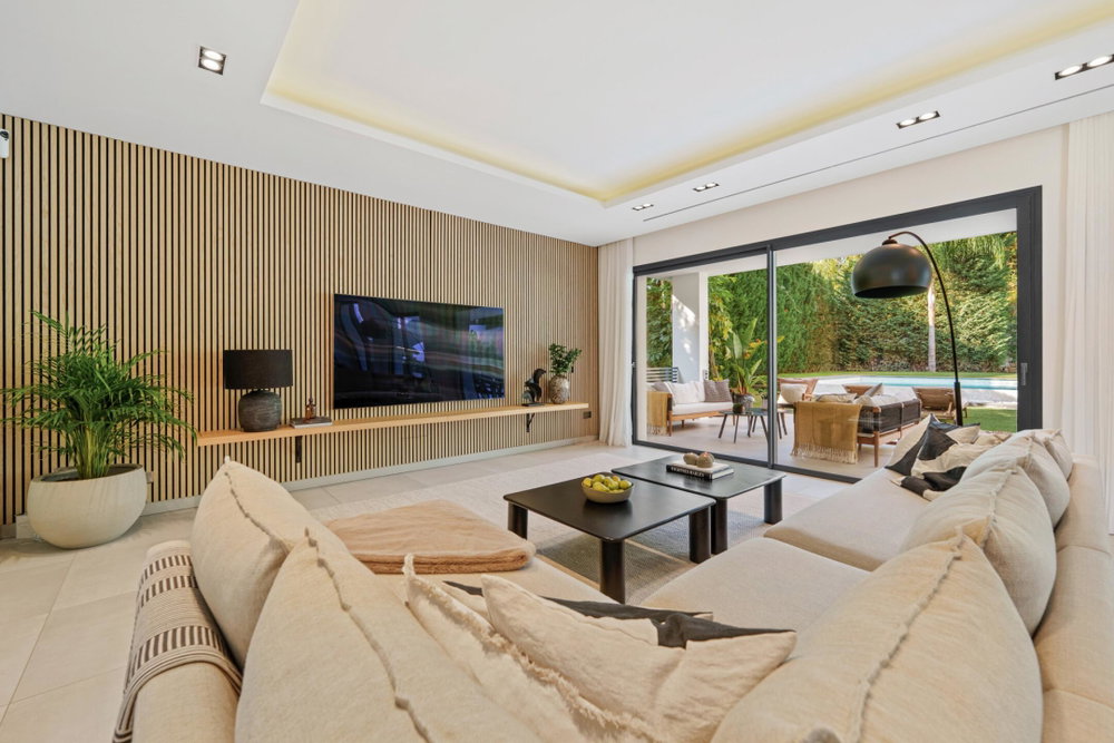 Beachside villa for sale in Nueva Andalucia, Marbella | Villa Jardin 2653521760