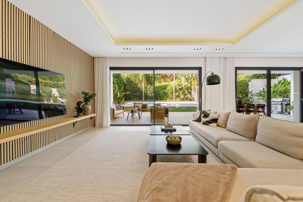 Beachside villa for sale in Nueva Andalucia, Marbella | Villa Jardin 2653521760
