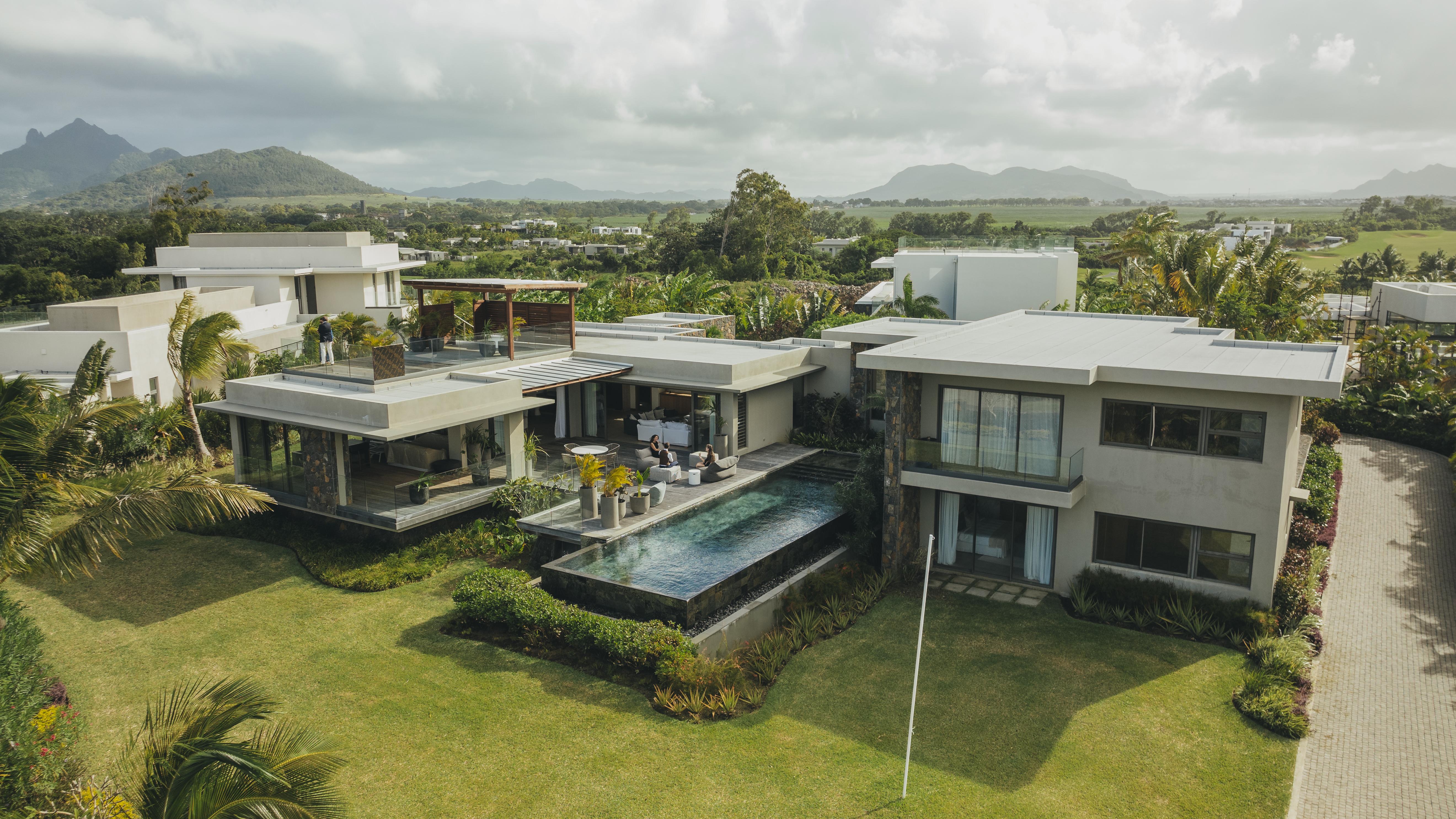 Treat yourself to a villa with sea views in Anahita 2654657208