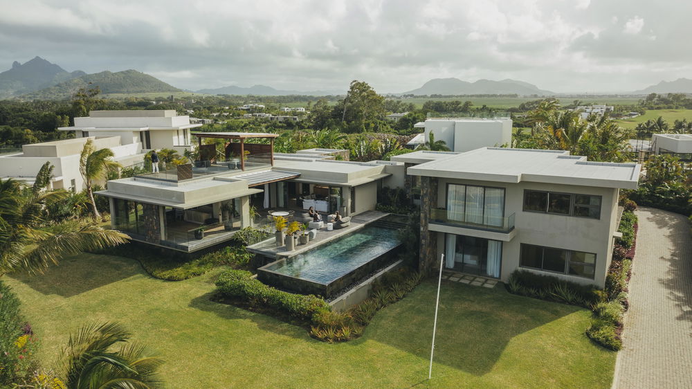 Treat yourself to a villa with sea views in Anahita 2654657208