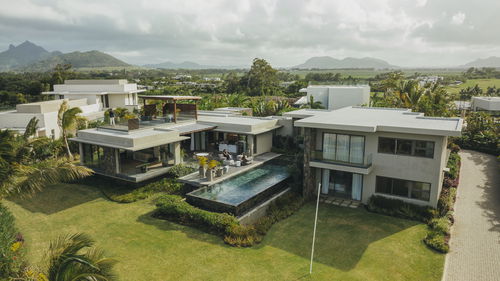 Treat yourself to a villa with sea views in Anahita 2654657208