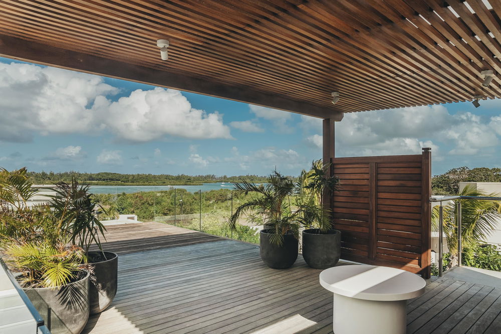 Treat yourself to a villa with sea views in Anahita 2654657208