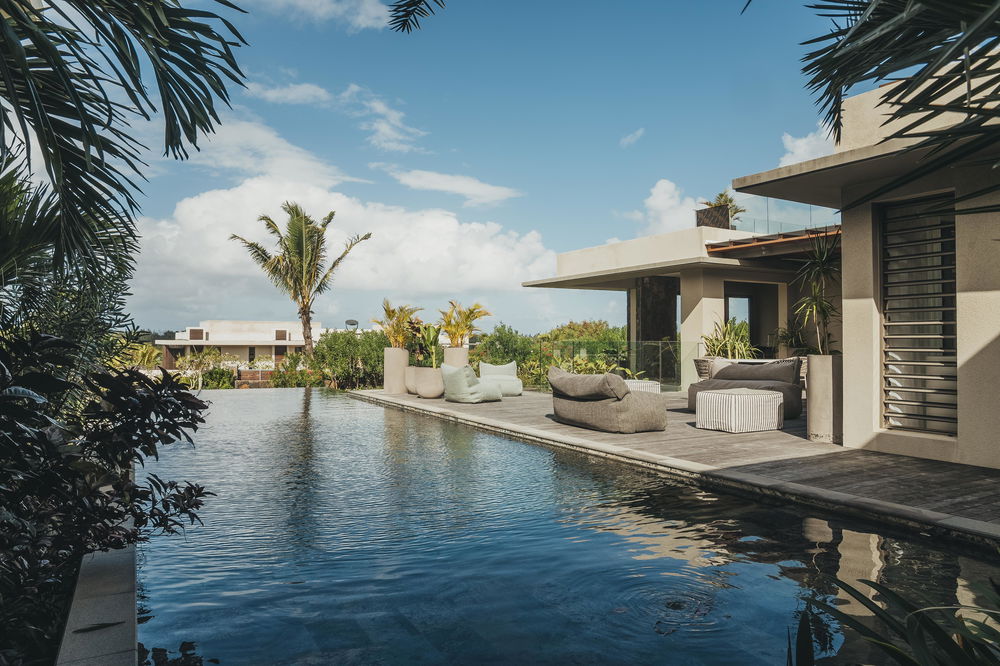 Treat yourself to a villa with sea views in Anahita 2654657208