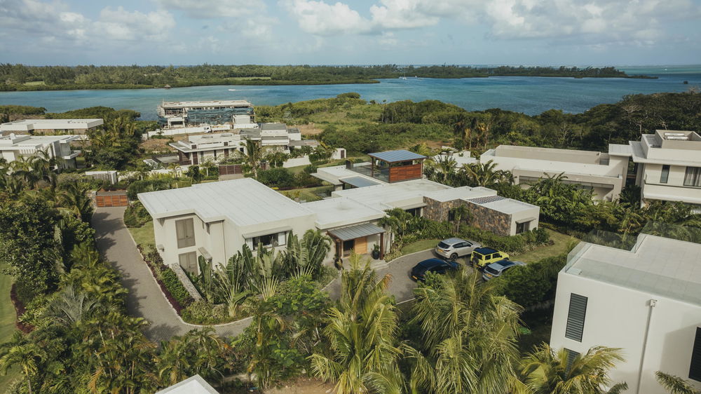 Treat yourself to a villa with sea views in Anahita 2654657208