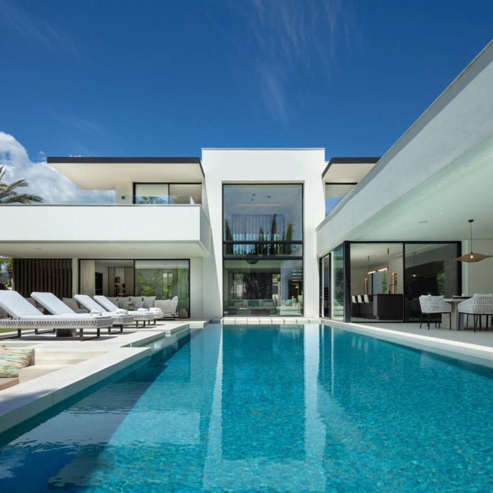 Villa Sirius: Contemporary Luxury with Pool and Relaxation Area in Las Brisas, Marbella 2759156411
