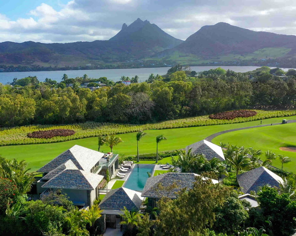 Luxury villa for sale on the East Coast of Mauritius: 4 bedrooms, golf views and tropical landscapes 2821475260