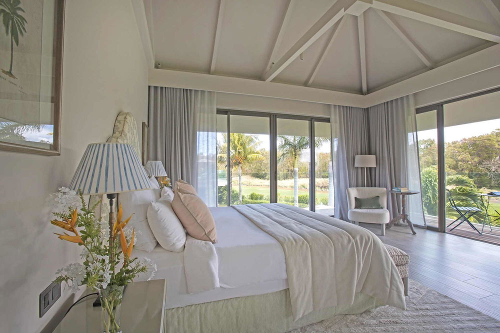 Luxury villa for sale on the East Coast of Mauritius: 4 bedrooms, golf views and tropical landscapes 2821475260