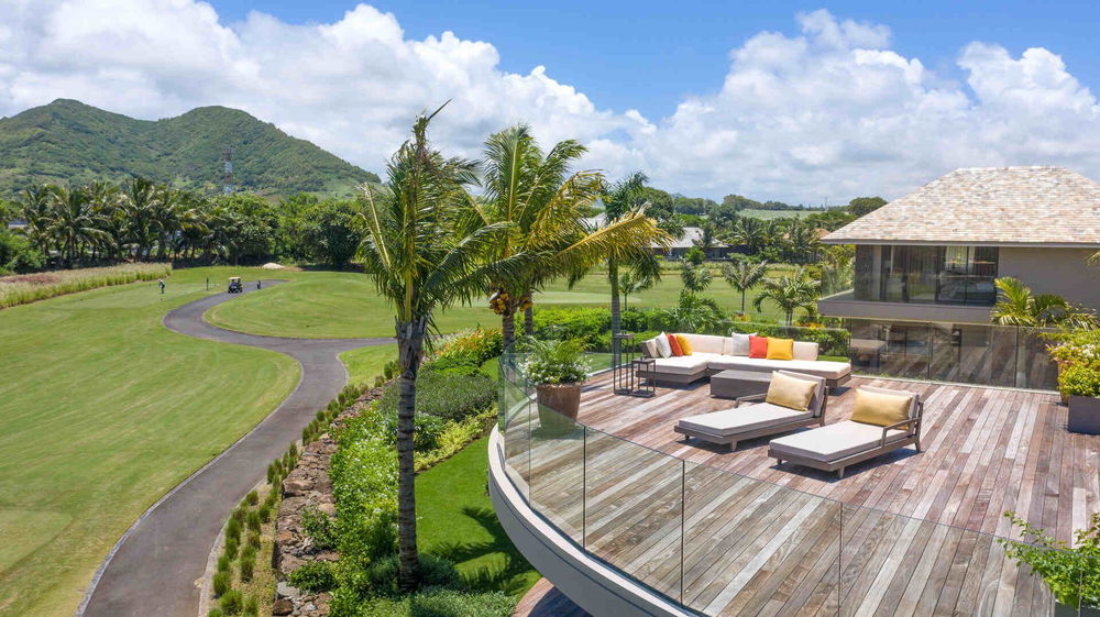 Luxury villa for sale on the East Coast of Mauritius: 4 bedrooms, golf views and tropical landscapes 2821475260