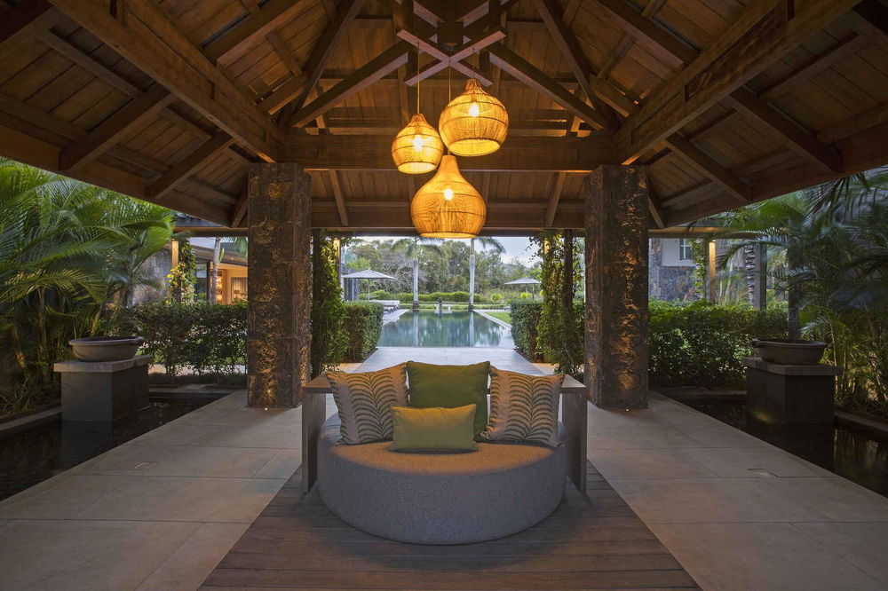 Luxury villa for sale on the East Coast of Mauritius: 4 bedrooms, golf views and tropical landscapes 2821475260