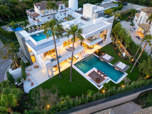 Invest in a modern luxury property just minutes from Puerto Banús and the Golden Mile in Marbella 2830580382