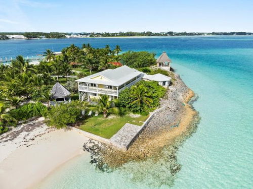 For sale: a luxury villa in the Bahamas with white sandy beaches and breathtaking views. 2950470131
