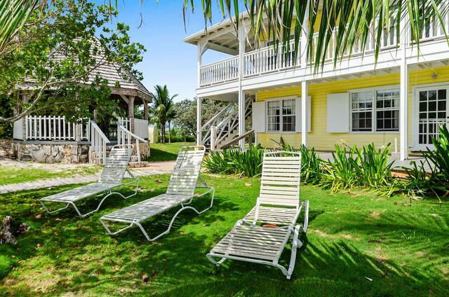 For sale: a luxury villa in the Bahamas with white sandy beaches and breathtaking views. 2950470131