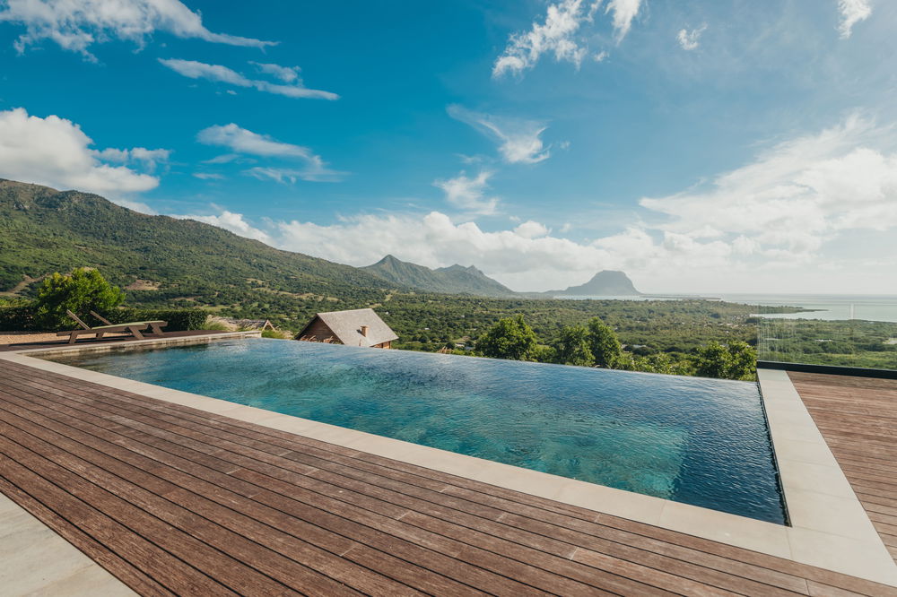 Luxury 5 bedroom villa with 2 cottages and 2 swimming pools with ocean view for sale in Mauritius ! 2992948088