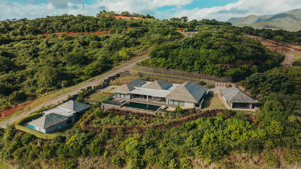 Luxury 5 bedroom villa with 2 cottages and 2 swimming pools with ocean view for sale in Mauritius ! 2992948088