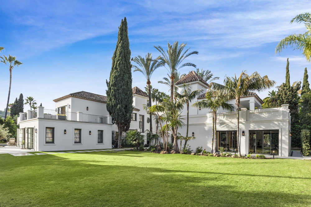 Beachside villa for sale in Nueva Andalucia, Marbella | La Hacienda 3055690487