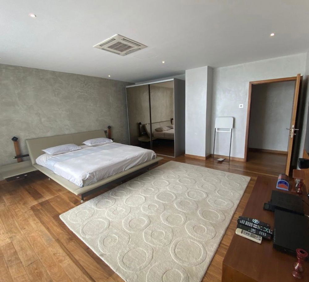 Luxurious Penthouse with Panoramic Views 3085406141