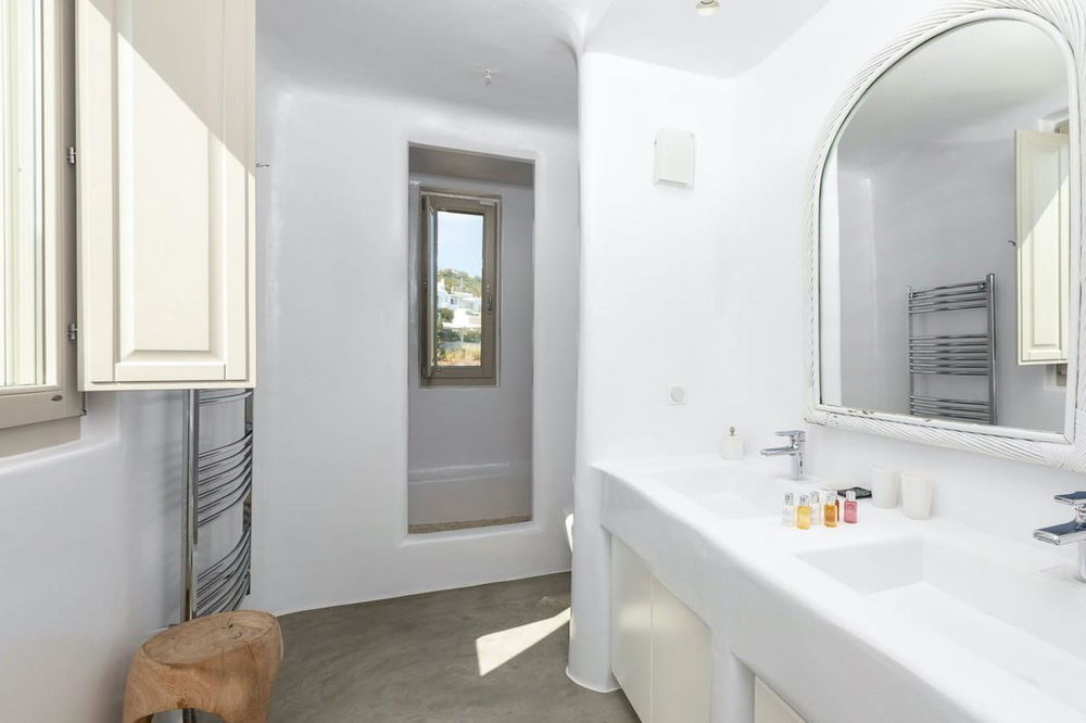 Luxurious Seafront Villa for Sale on Mykonos – A True Island Paradise 3109536223