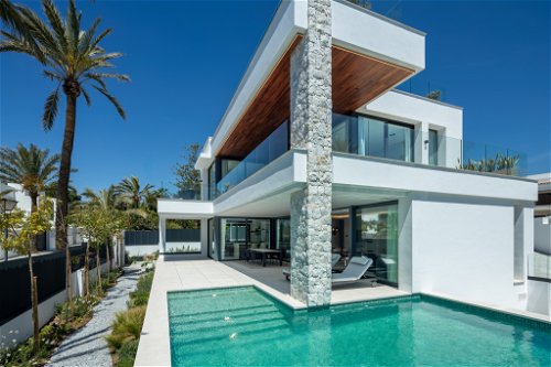 Discover this modern villa in Marbella Est, close to the beach and restaurants, with swimming pool and sea views. 3159608180