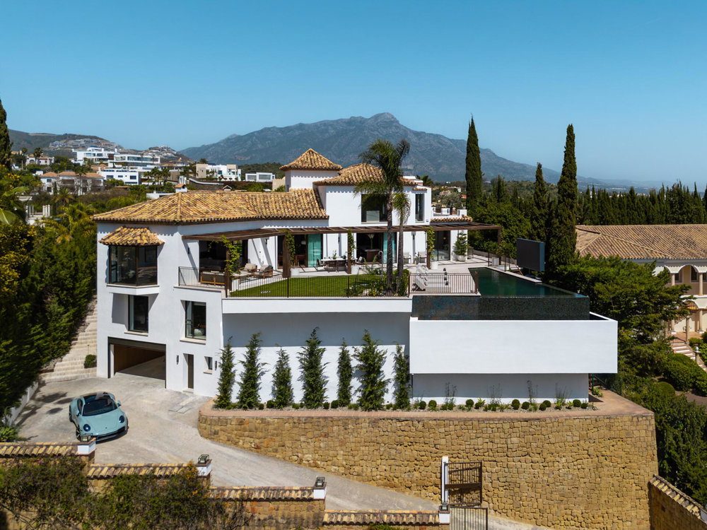 Sea-view villa for sale in El Herrojo, Benahavis | Villa Kumo 3202980702