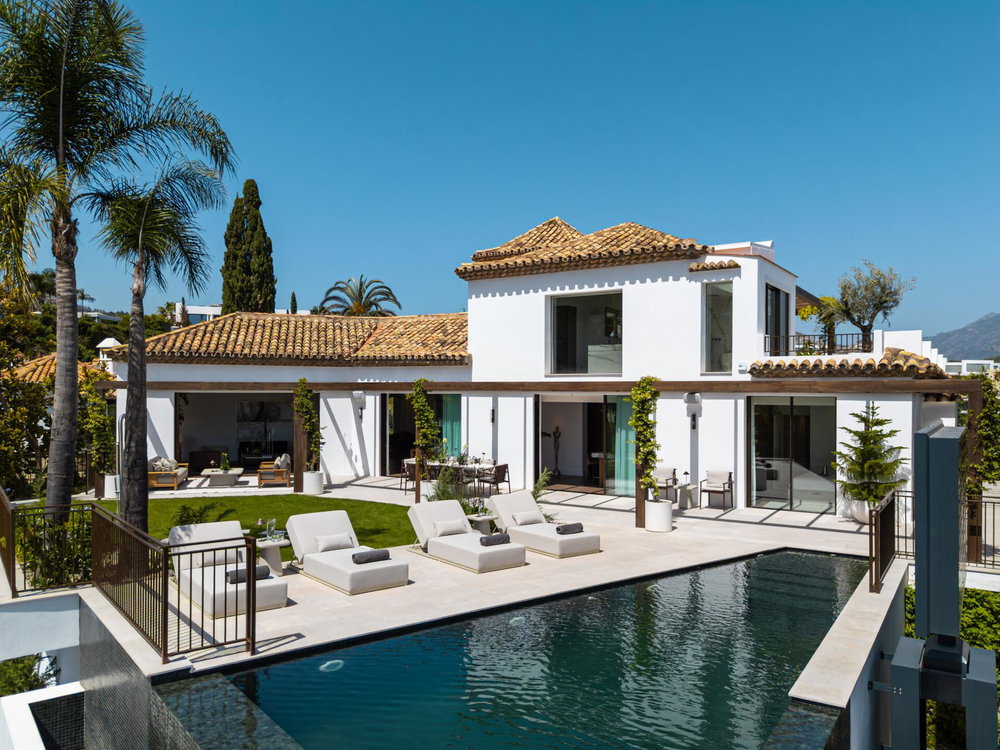 Sea-view villa for sale in El Herrojo, Benahavis | Villa Kumo 3202980702