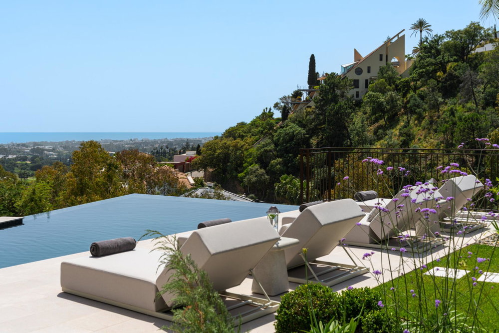 Sea-view villa for sale in El Herrojo, Benahavis | Villa Kumo 3202980702