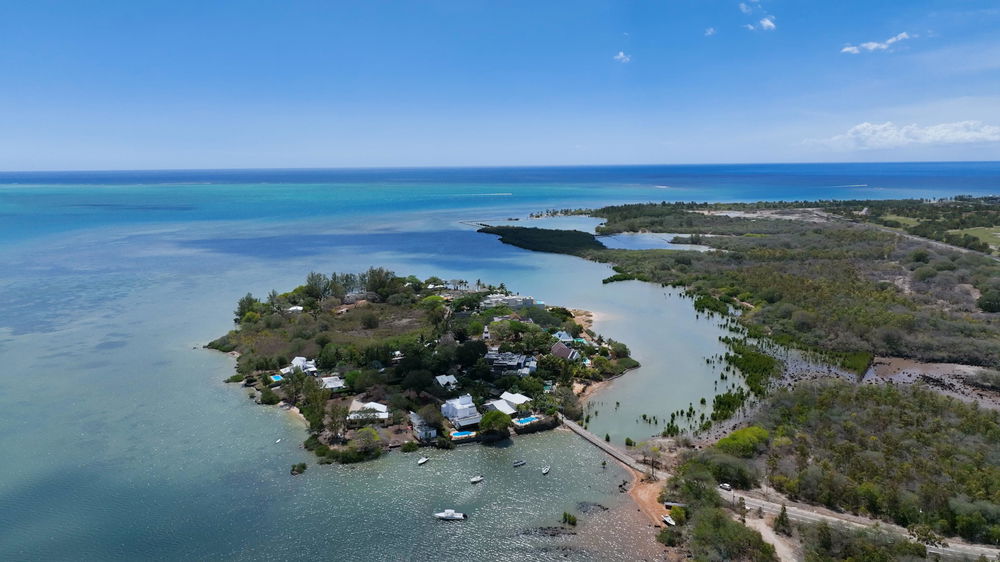 Exclusive First-Floor Apartment –Refined Waterfront Living 336574644