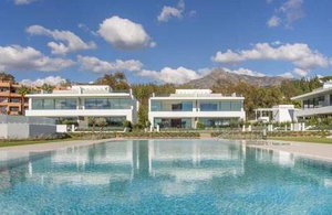 Invest in a 4-bedroom villa with private pool on Marbella’s Golden Mile 3382647039