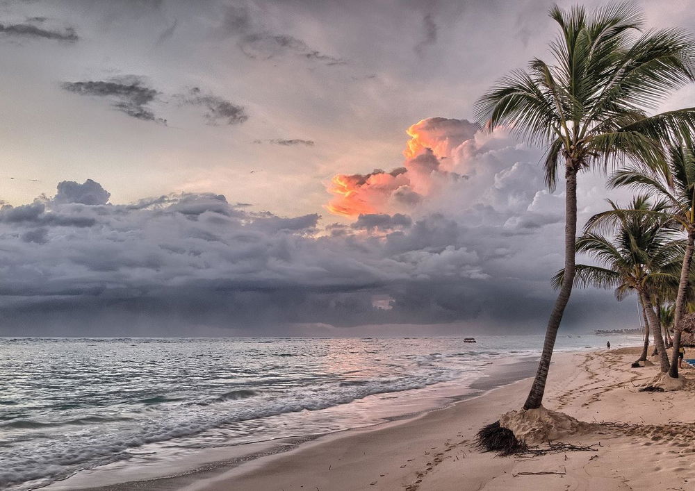 Tropical Elegance Redefined with this Waterfront Villa in Mauritius 3433789642
