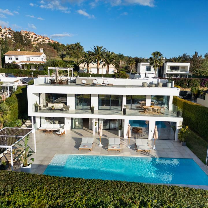 Luxury frontline Golf Villa with private pool and panoramic views in Marbella 3434768736