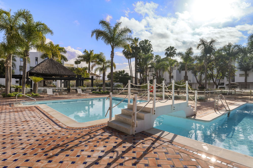 Luxury flat for sale in Marbella – Beach access, garden views, top-of-the-range amenities 3554705080