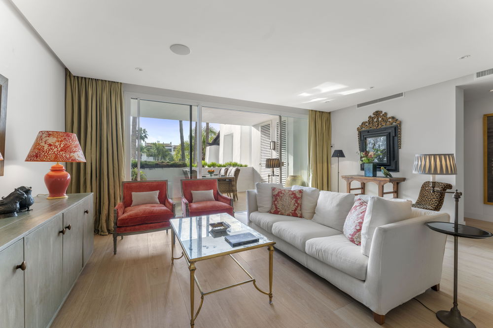 Luxury flat for sale in Marbella – Beach access, garden views, top-of-the-range amenities 3554705080