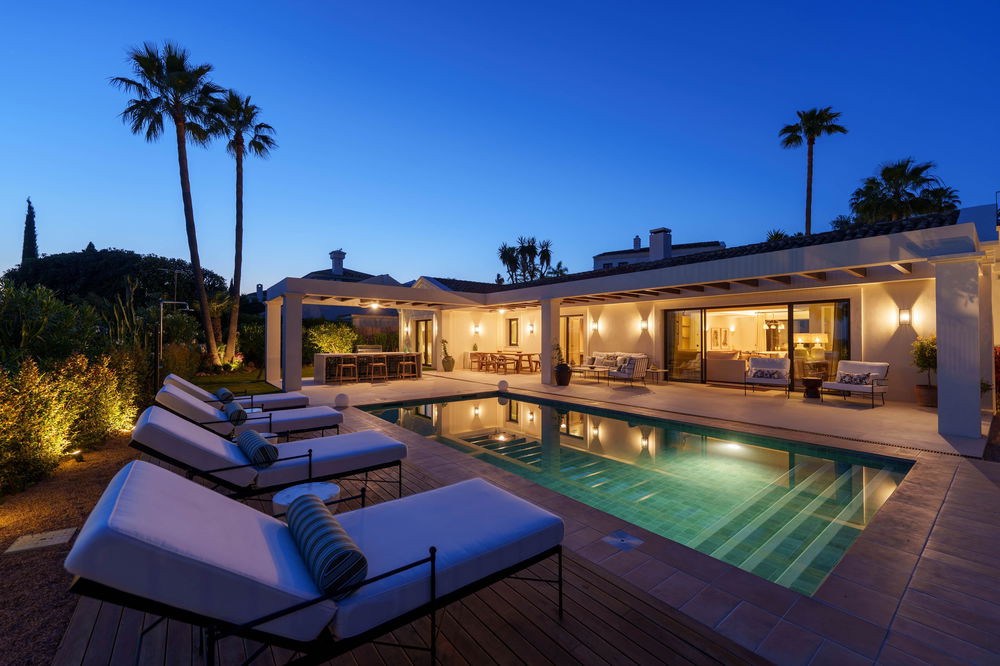 Luxury villa with sea view, infinity pool and roof terrace in Nueva Andalucía 3571742592