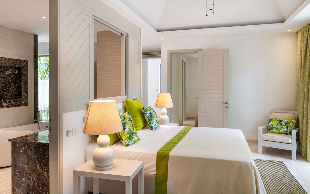 An exceptional frontline golf villa in the heart of the prestigious Anahita estate 357317008