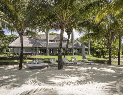 Invest in this villa in the east of Mauritius with private beach and golf access 3715930592