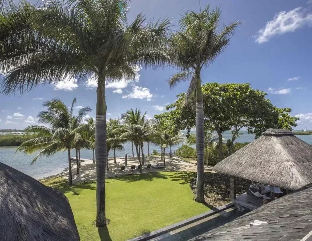 Invest in this villa in the east of Mauritius with private beach and golf access 3715930592