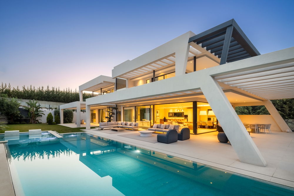 For sale: Modern, elegant 7-bedroom villa in Nueva Andalucía 3913820216