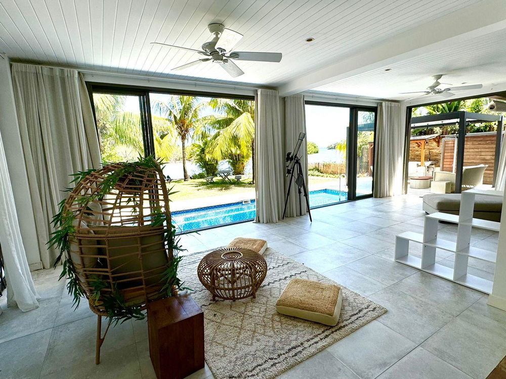 Luxury 4-bedroom villa with direct sea access for sale in Rivière Noire, Mauritius 39183979
