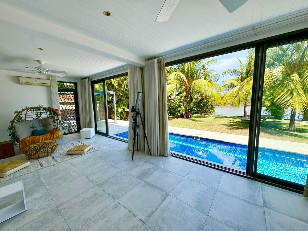Luxury 4-bedroom villa with direct sea access for sale in Rivière Noire, Mauritius 39183979